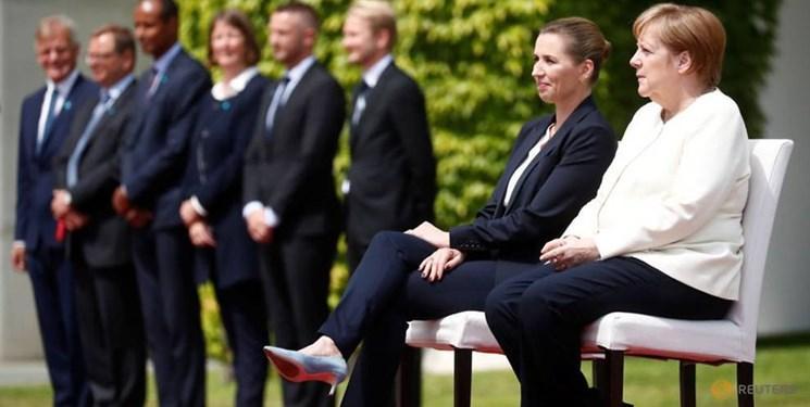 عکس، مرکل به صورت نشسته از نخست وزیر دانمارک استقبال کرد
