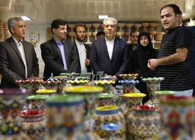 مونسان در جریان بازدید از کارگاه نقاشی روی سفال در همدان تأکید کرد اشتغال زایی به وسیله توسعه کارگاه های صنایع دستی