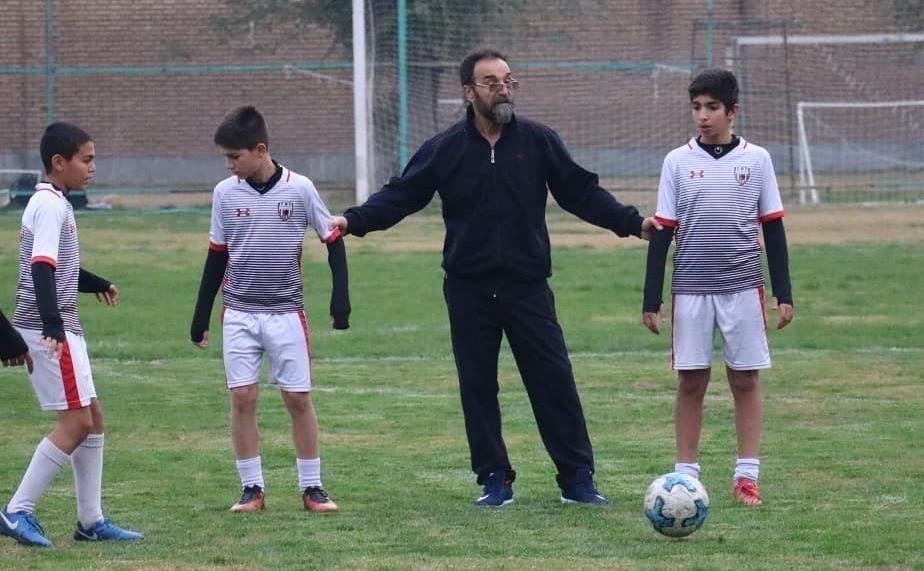 شیوه های غلط استعدادیابی فوتبال ایران را فلج نموده است، مربی ای که تأمین نشود راه دیگری برای امرار معاش می یابد