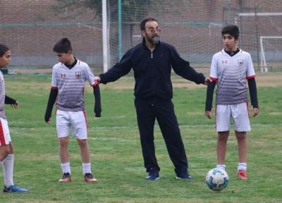 شیوه های غلط استعدادیابی فوتبال ایران را فلج نموده است، مربی ای که تأمین نشود راه دیگری برای امرار معاش می یابد