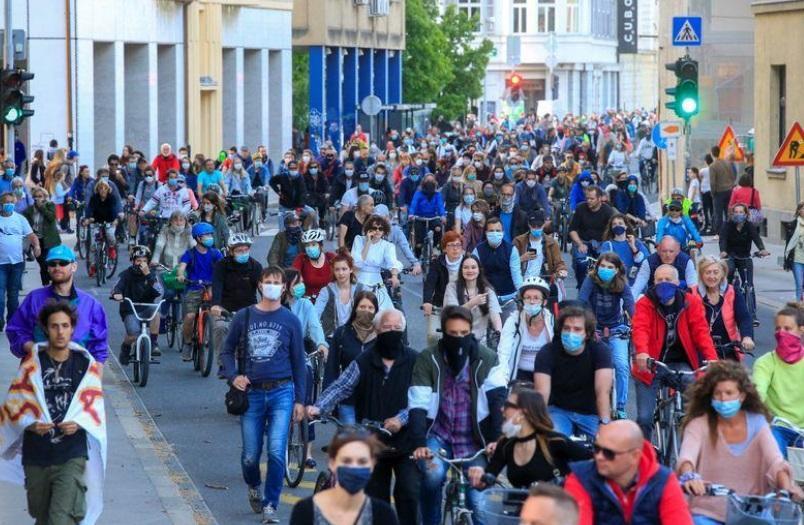 اسلوونی؛ تظاهرات با دوچرخه علیه دولت، اتهام: فساد در خرید ماسک