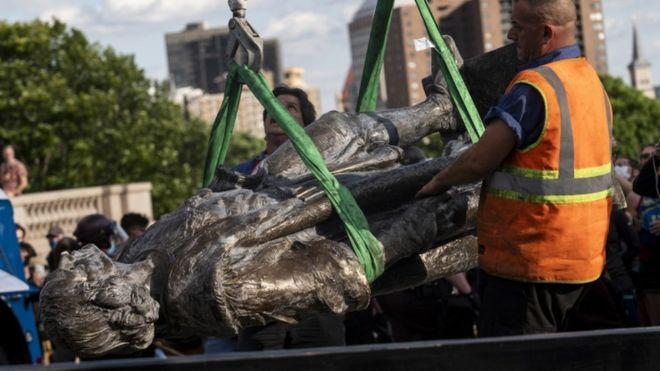 معترضان در آمریکا مجسمه های کریستف کلمب را تخریب کردند