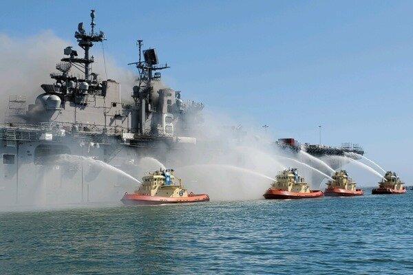 نیروی دریایی آمریکا استفاده از رزم ناوهای دوزیست را تعلیق کرد
