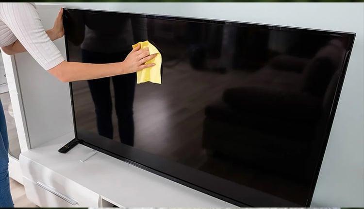 تمیز کردن صفحه نمایشگر تلویزیون (بایدها و نبایدهای خطرناک)