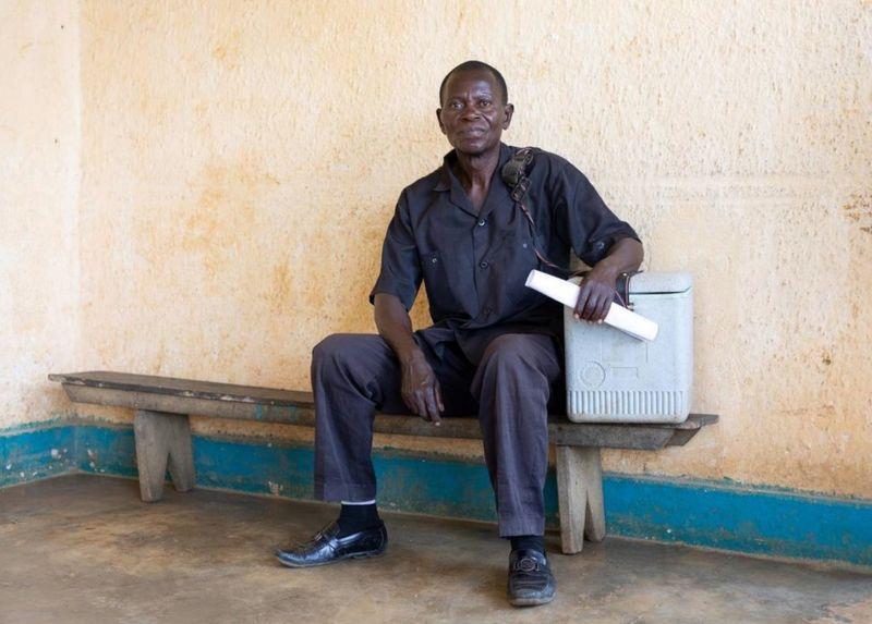 شیوع سرخک در کنگو، توزیع واکسن با پای پیاده