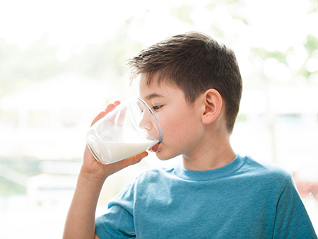 چرا خوردن شیر برای بچه ها ضروریست؟