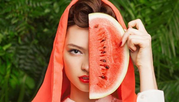 با ماسک هندوانه پوست خود را تازه کنید با ماسک هندوانه پوست خود را تازه کنید