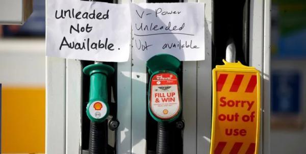 بحران و هرج و مرج سوخت در انگلیس، پمپ های بنزین بسیاری هنوز خالی هستند