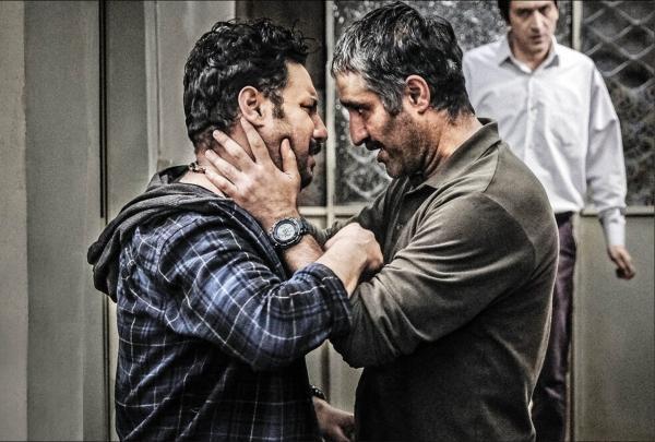 زد و خورد جواد عزتی و پژمان جمشیدی در فیلم دوزیست